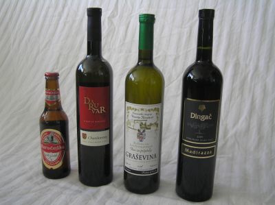 Tre produkter från Daruvar (till vänster). Till höger&nbsp;en flaska&nbsp;Dingač, som anses vara ett av Kroatiens bästa viner.